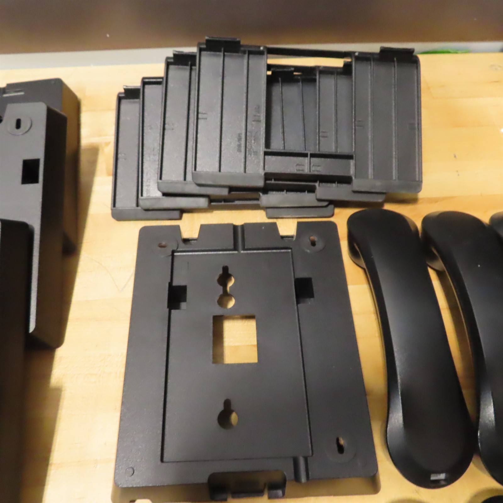 Avaya 5x 1416 Wall Mounts, 1x 1408 Wall Mt, 4x Desk Stands, 10x Hndset 700415631