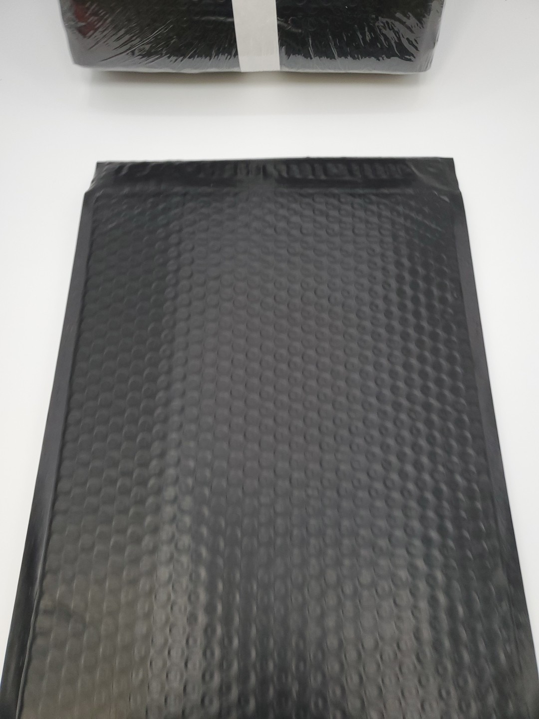Poly Bubble Mailers Padded Envelopes 10″ x 14″ LOT of 25 Black Self Adhesive