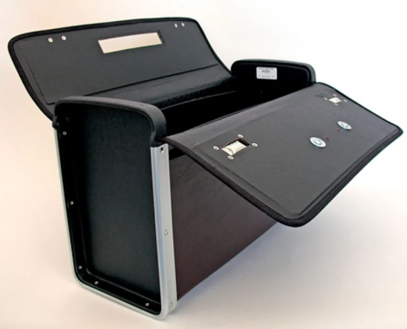 HT219I – PLATT LUGGAGE – CATALOG CASE – Interior Dimensions (L x W x D): 17″ x 1