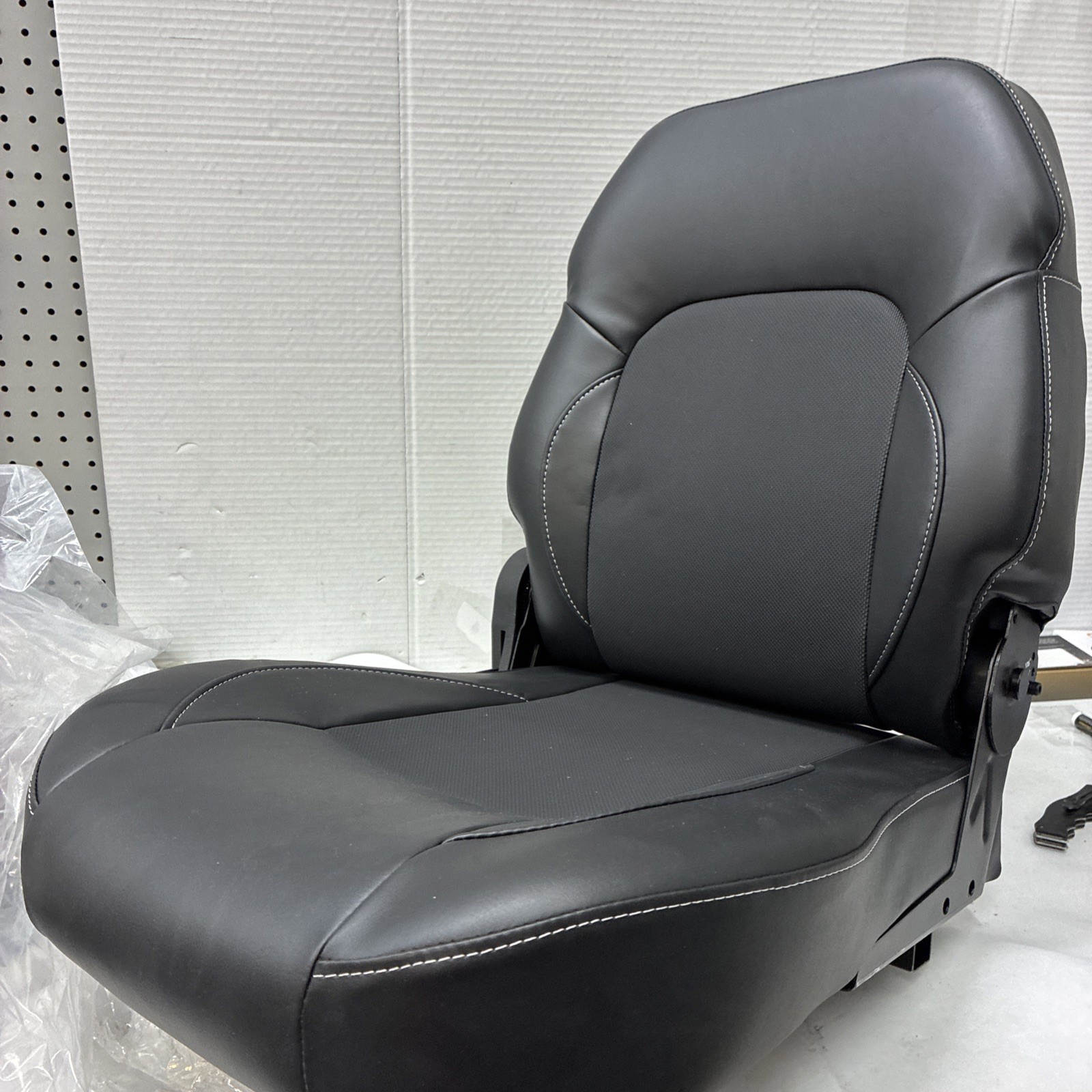 Forklift/Tractor Suspension Seat ** Missing Head Rest **