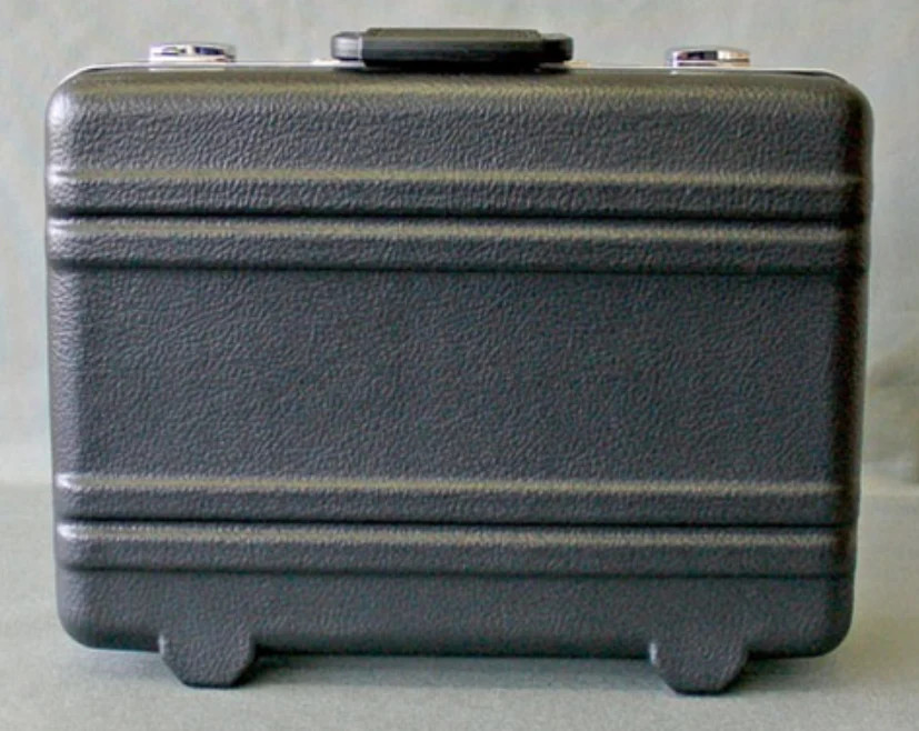 171206PR – PLATT LUGGAGE – HEAVY-DUTY POLYETHYLENE CASE WITH PARALLEL RIB PATTER