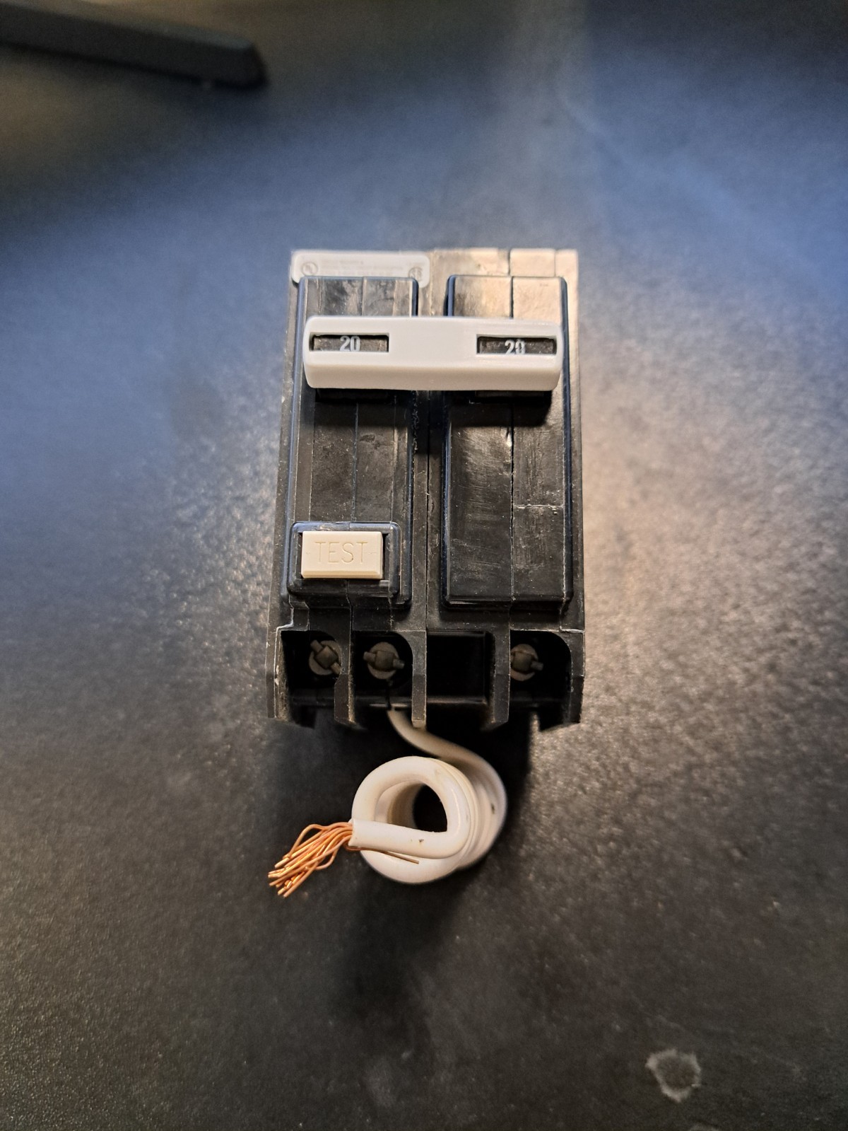 Eaton – QBGFT2020 – Molded Case Circuit Breaker – 20A, 1-Phase, 120/240V- New