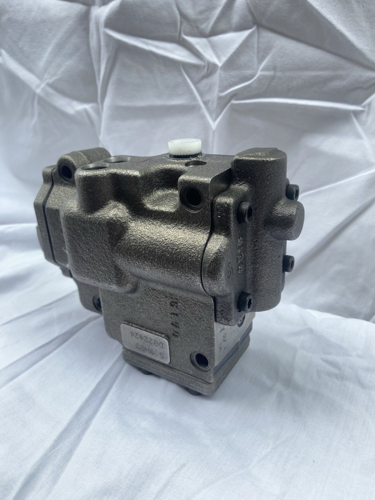 Kawasaki K3V180DTP Hydraulic Pump Regulator with Hardware New