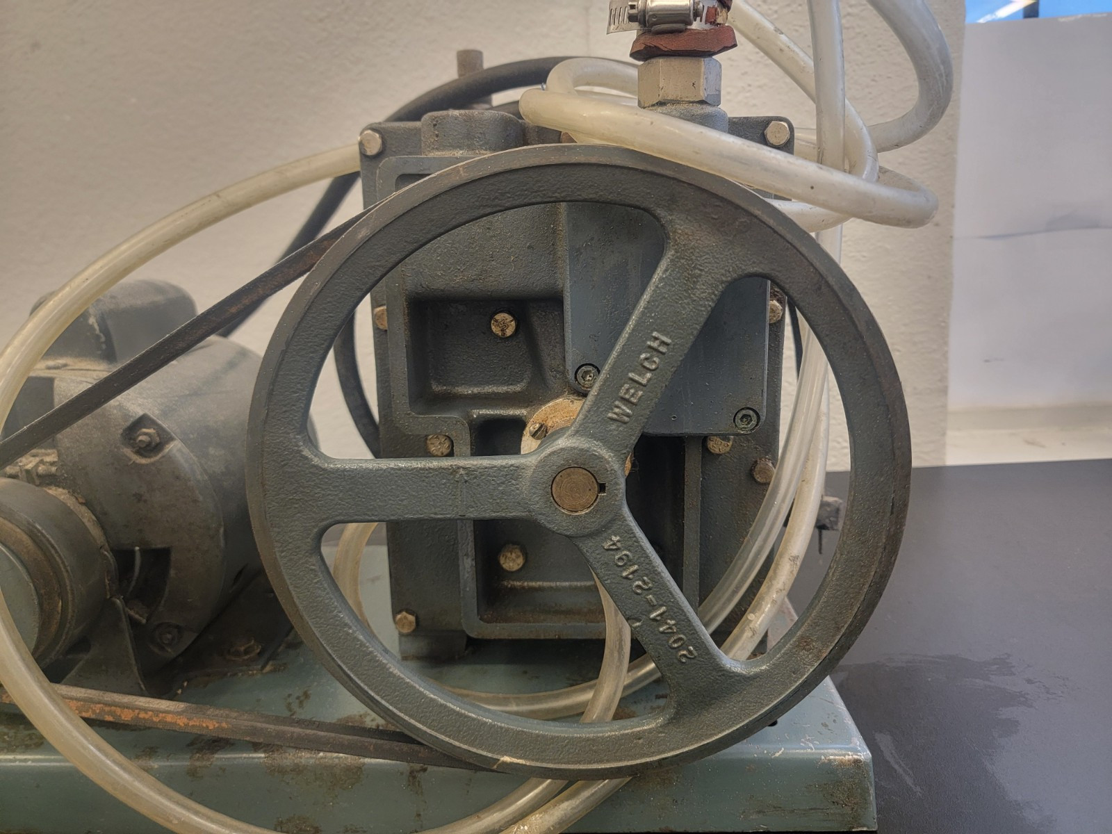 Welch 1402 DuoSeal Belt-Driven Rotary Vane Vacuum Pump 115/230V