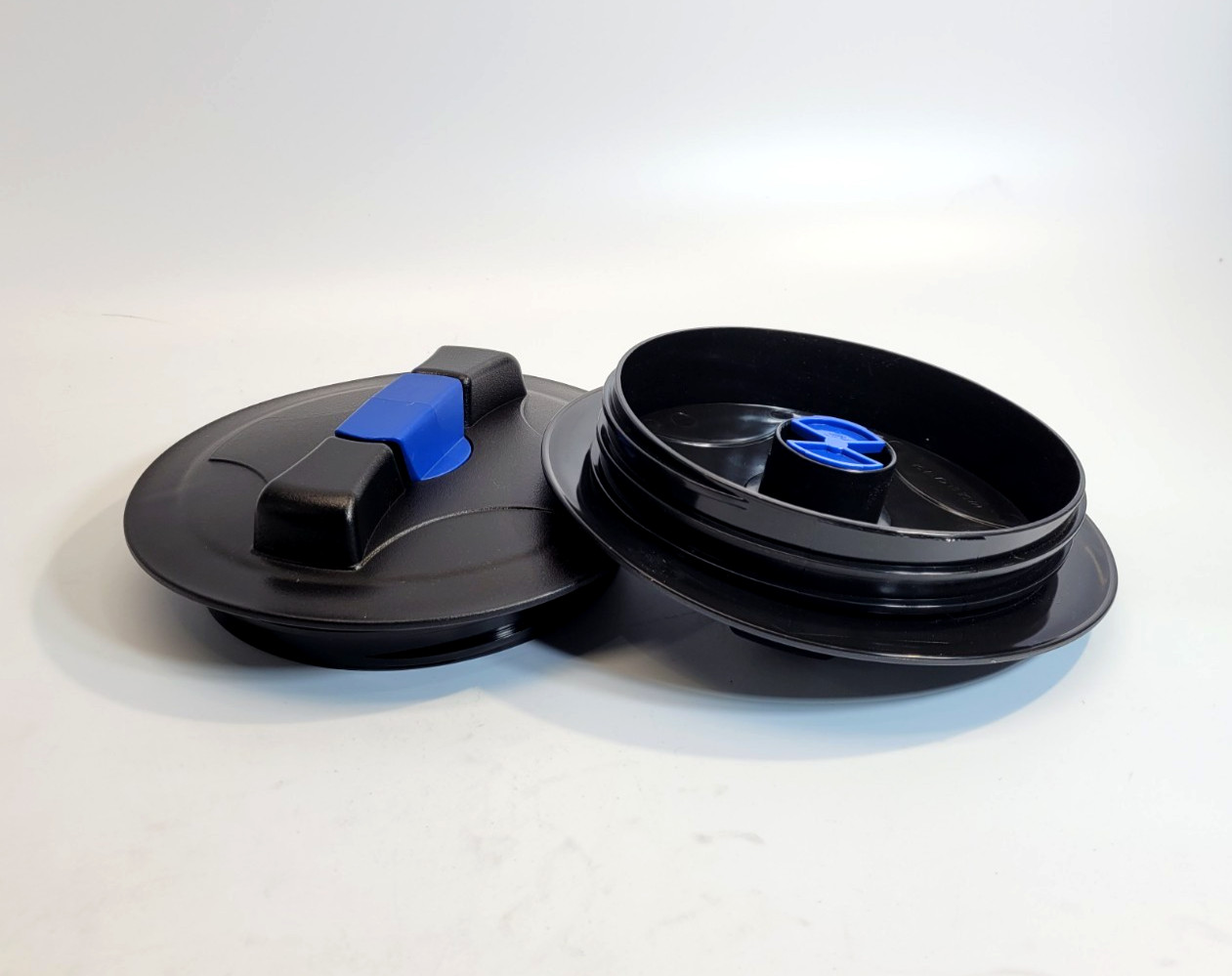 2pc. 8″ Lid with blue snap-in vent, fits Norwesco tanks after 2008