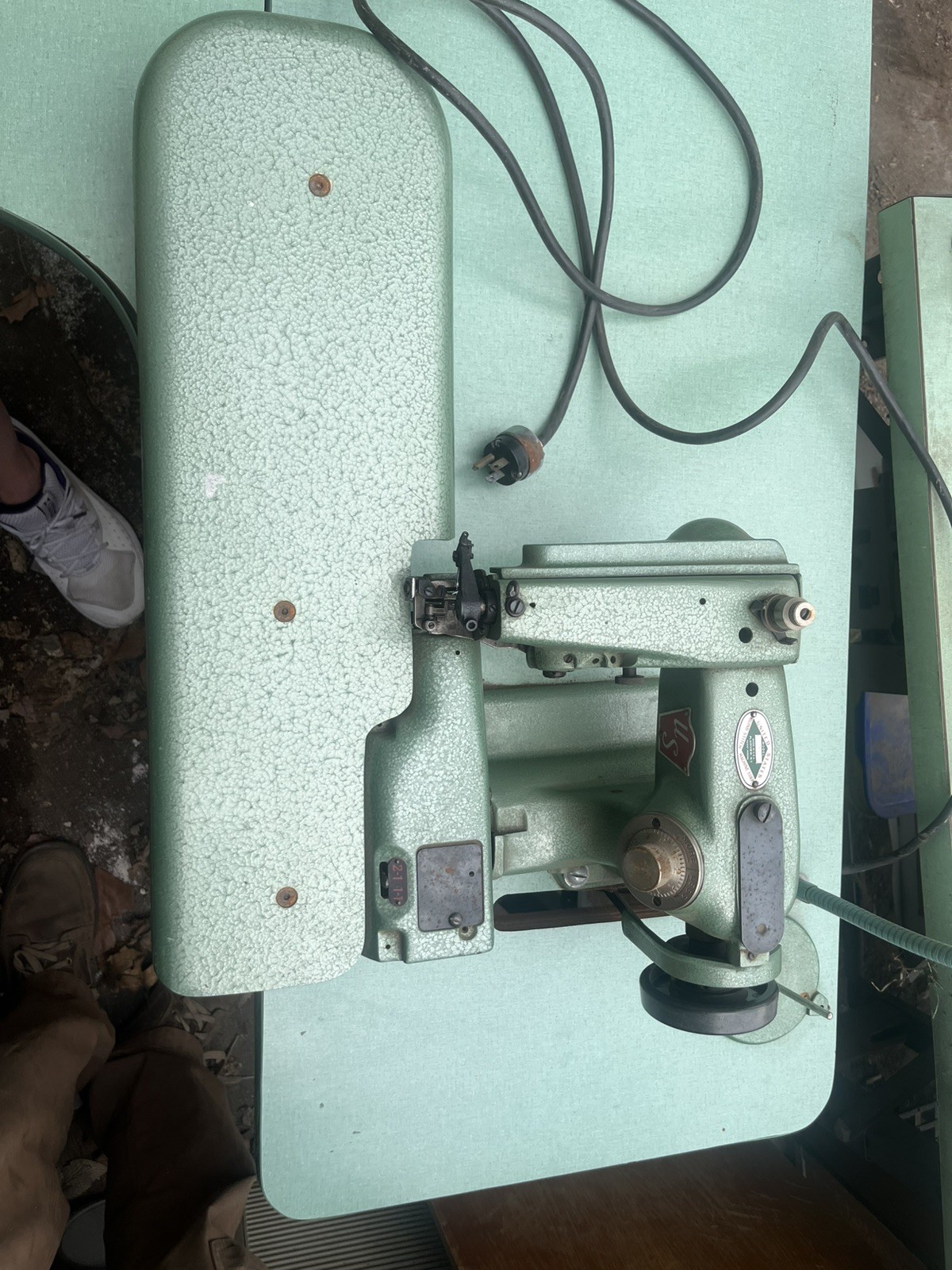 VERY NICE CONDITION – US United States Blind Stitch Sewing Machine Model 718-9