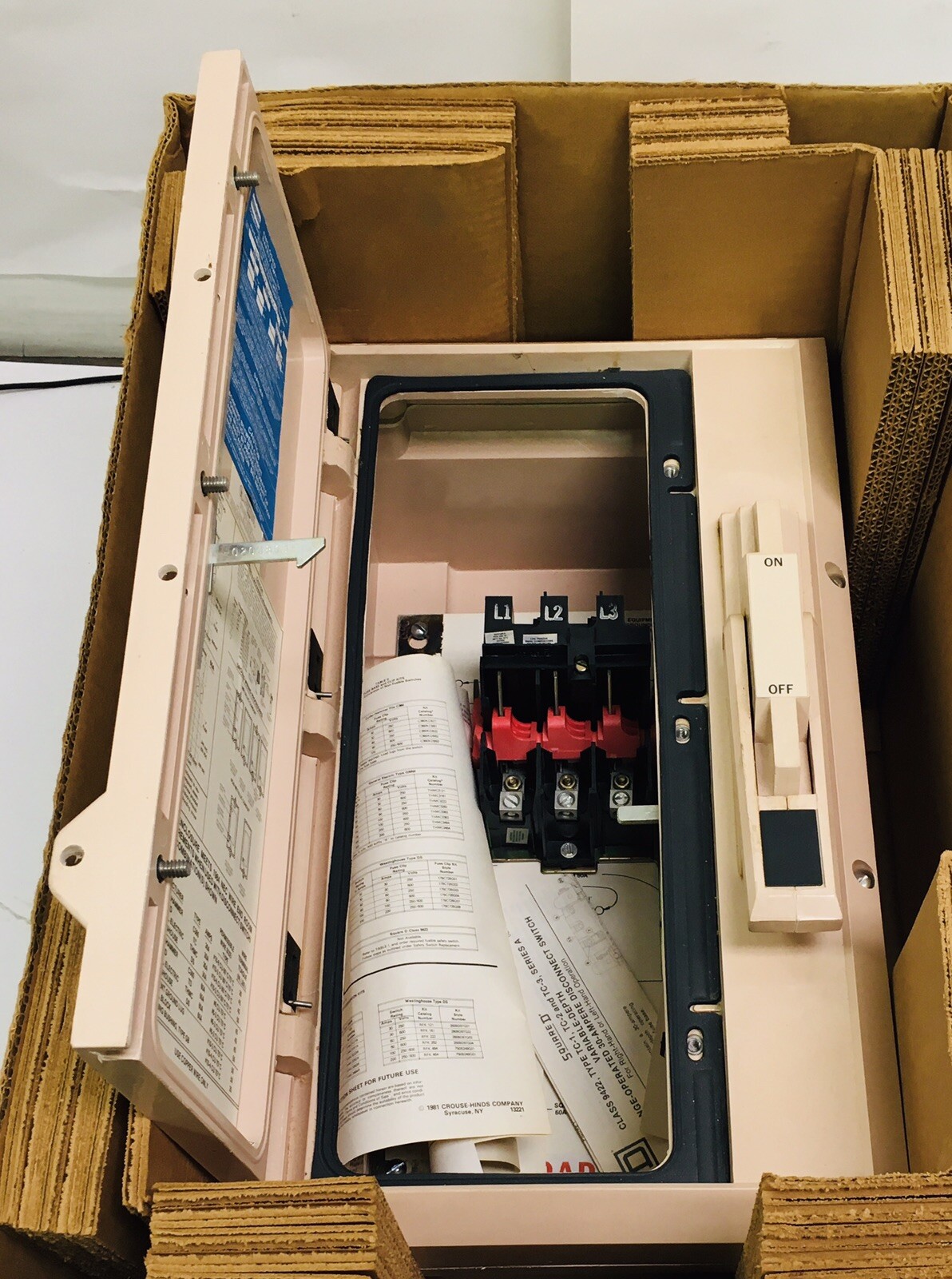 CROUSE HINDS NST1018F-D30360 30 AMP 600VAC FUSIBLE DISCONNECT SWITCH NEW IN BOX!