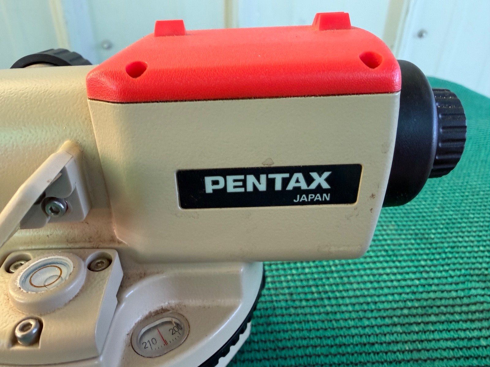 Pentax AL-200 Builders Level with Carrying Case – Plum Bob – Excellent Condition