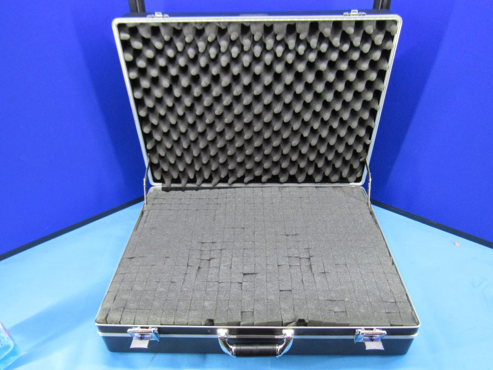 2207 – PLATT LUGGAGE – MEDIUM-DUTY ABS CASE – Interior Dimensions 22x16x7