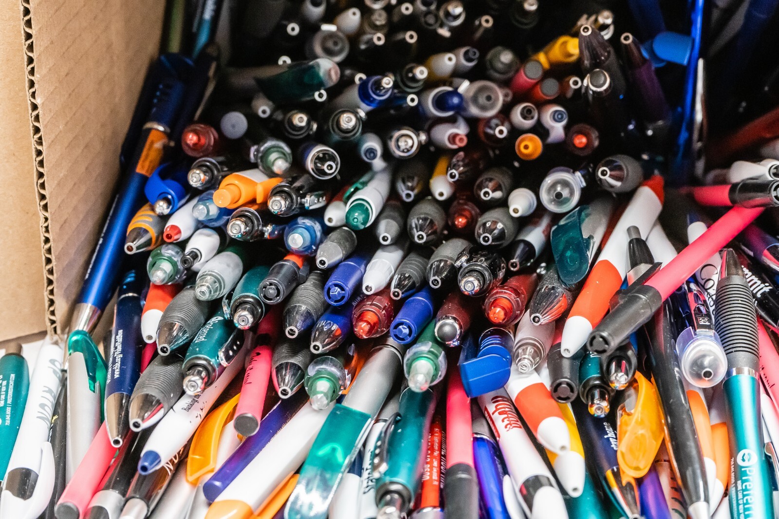 1000 Misprint Pens – Bulk Ballpoint Retractable Click Pen Lot – Black/Blue Ink