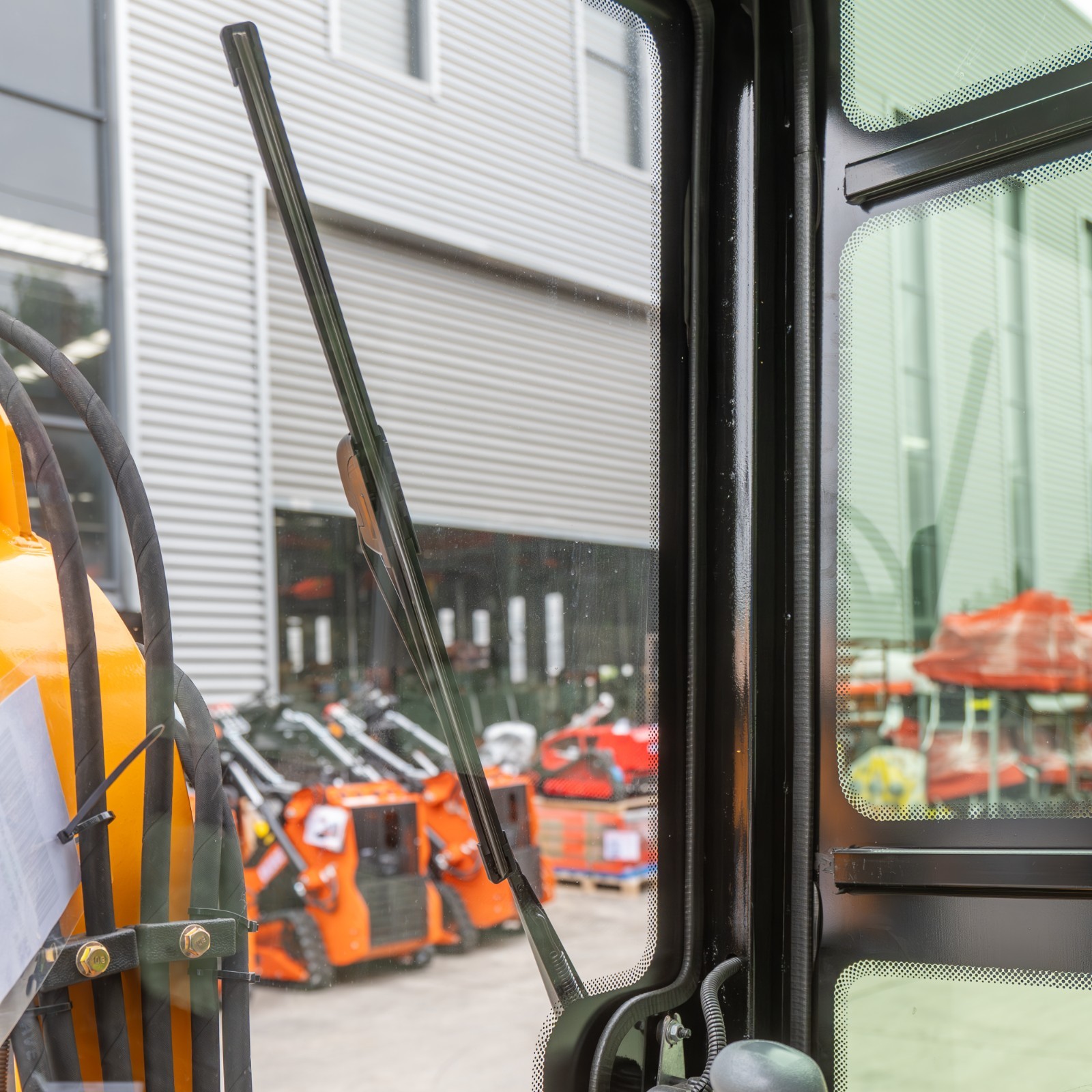 Enclosed cab 1.2Ton Mini Excavator With 9 Attachments Kit 13.5hp Mini Digger