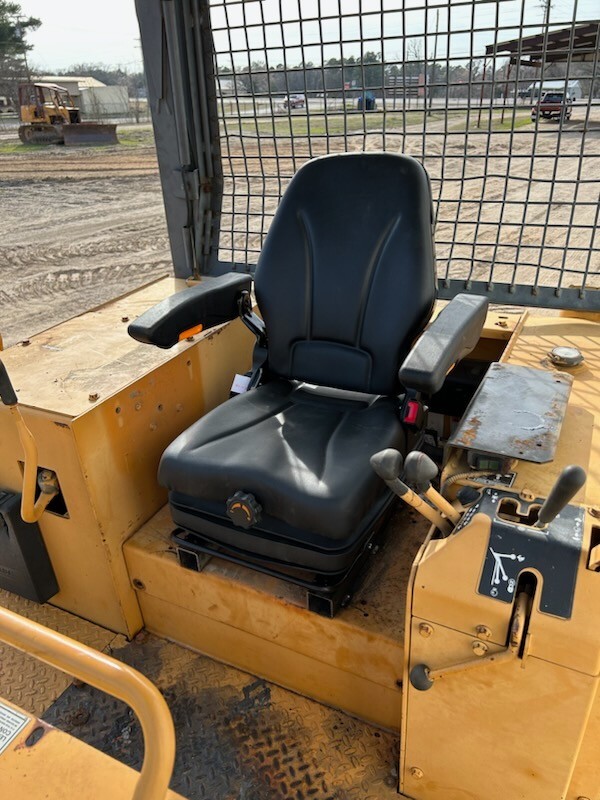 Forklift/Tractor Suspension Replacement Seat w/Adjustable Armrest. Black. TSKL10