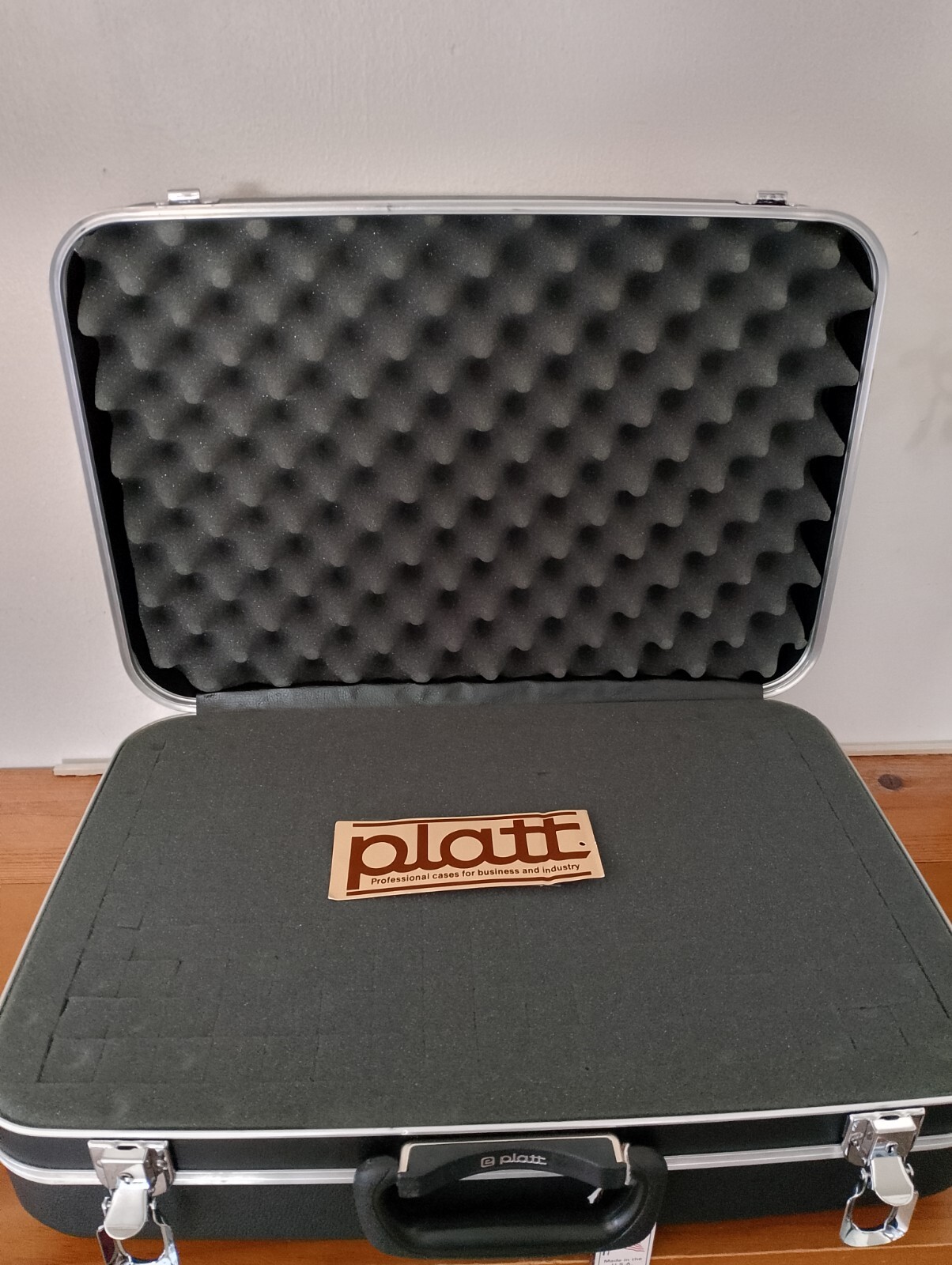 PLATT LUGGAGE – LIGHT-DUTY ABS CASE Interior Dimensions 18″ x 13″ x 5″