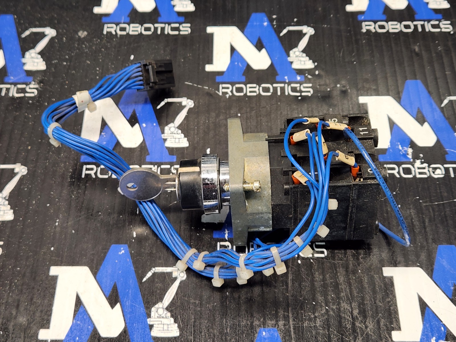 Fanuc/Telemechanique XBCD10612S11 3 Position Key Switch