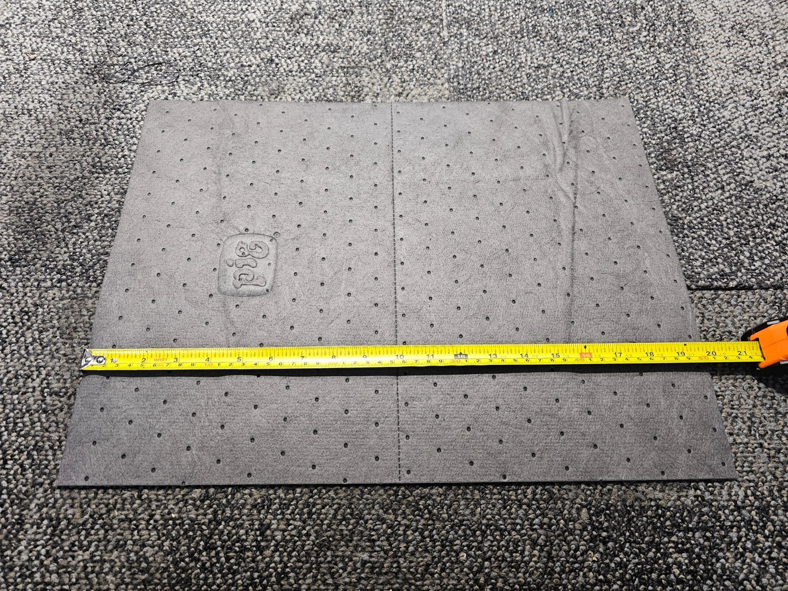 (QTY 100) New Pig 25100 15″ x 20″ Universal Lightweight Absorbent Mat Pad, Gray