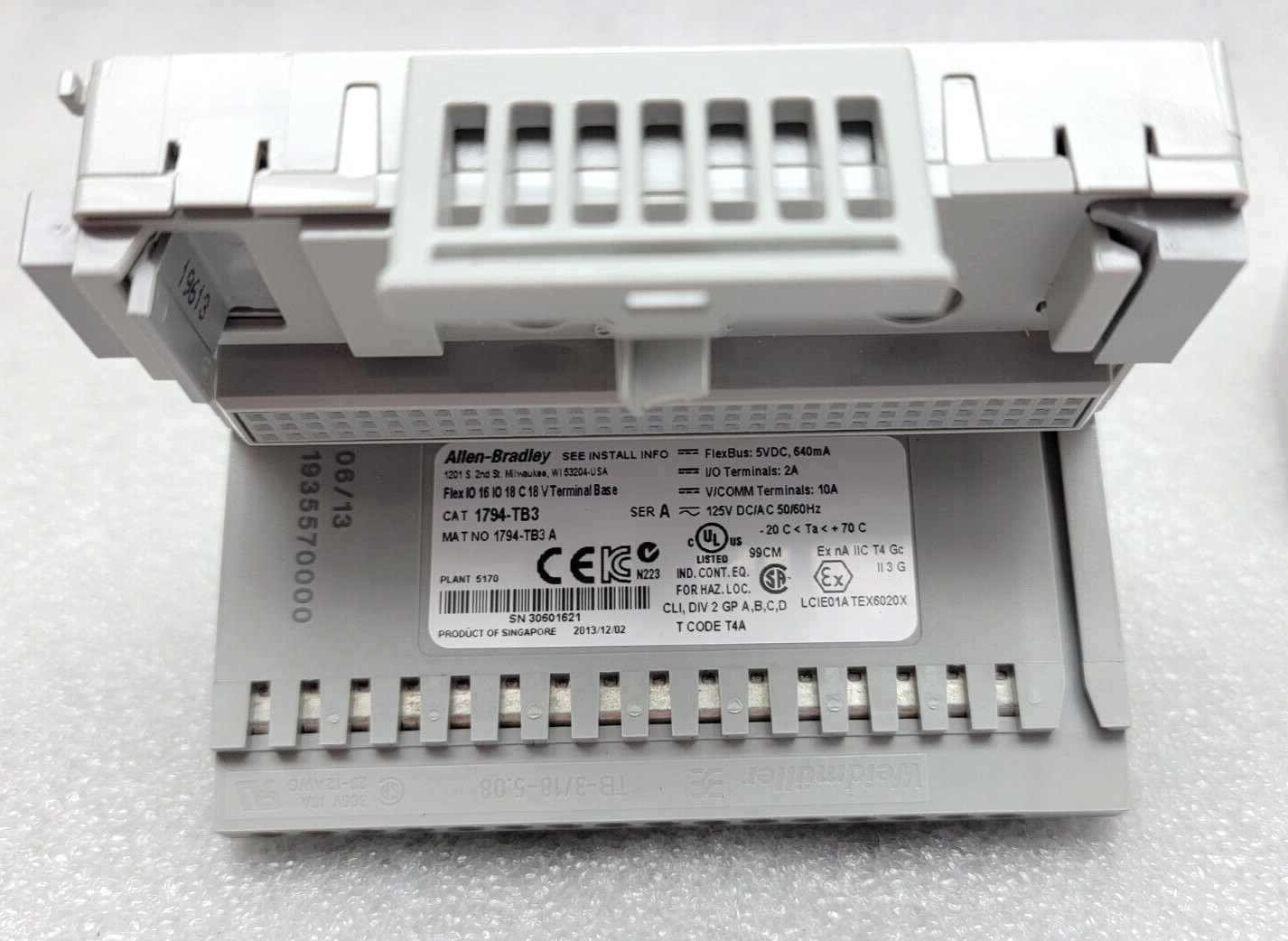 UNUSED ALLEN BRADLEY 1794-OB16P FLEX I/O OUTPUT PROTECTED 24VDC WITH TB3 BASE