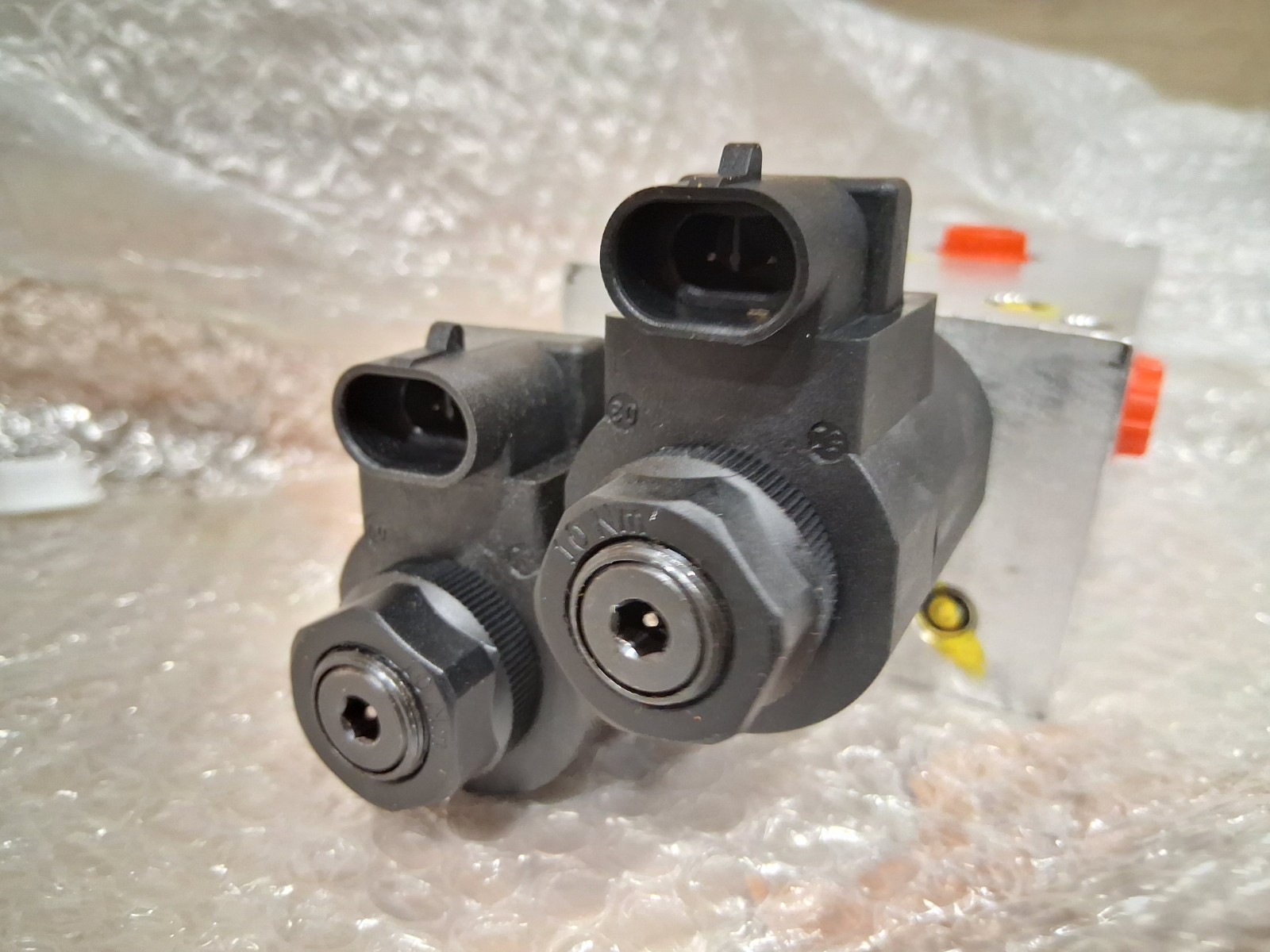 Comatrol hydraulic manifold 89.02.435.1.9 16.04 010404 with 13V coils