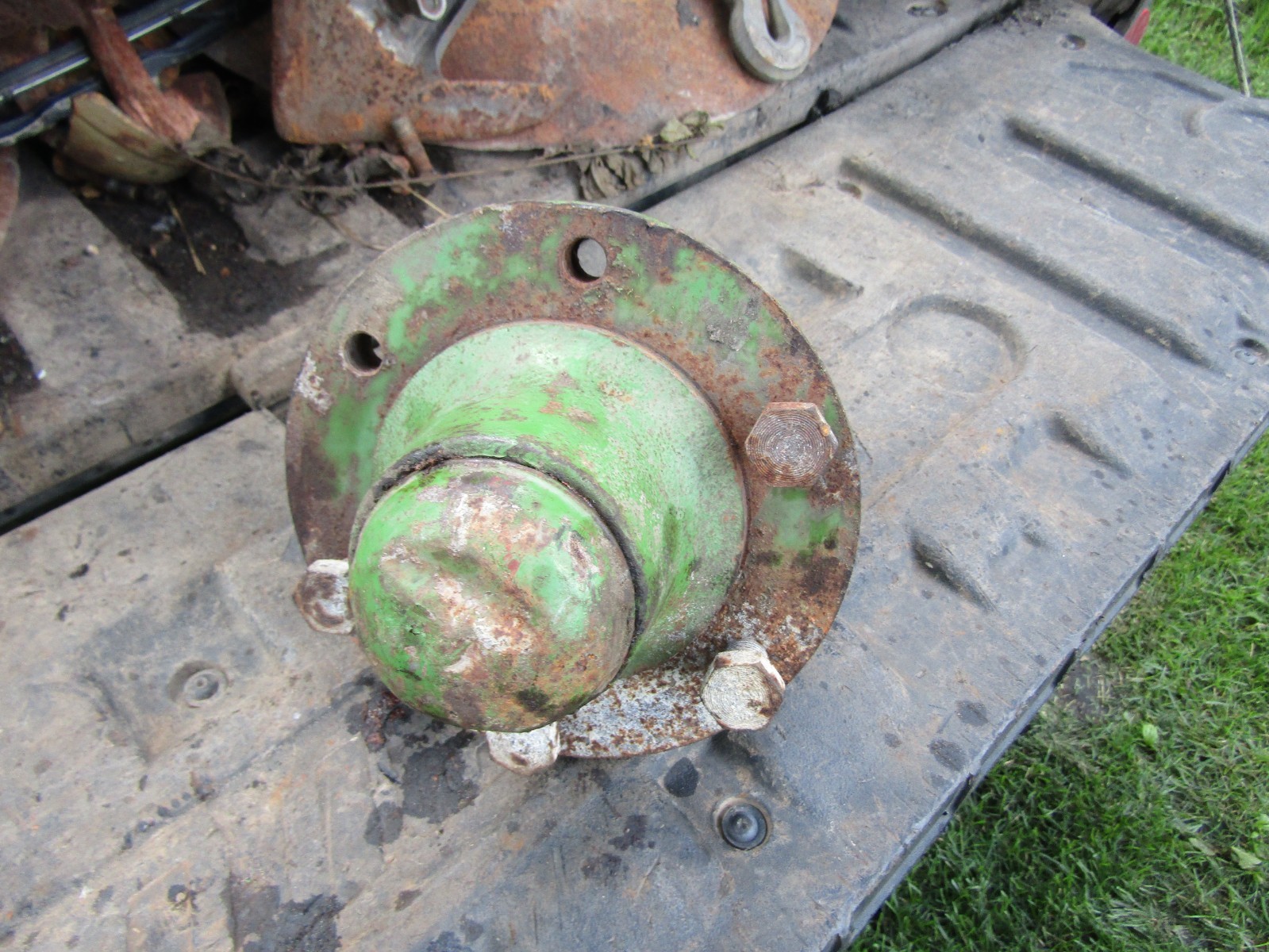 JOHN DEERE WHEEL HUB w10024 1065 running gear 700 720 740 770 1275