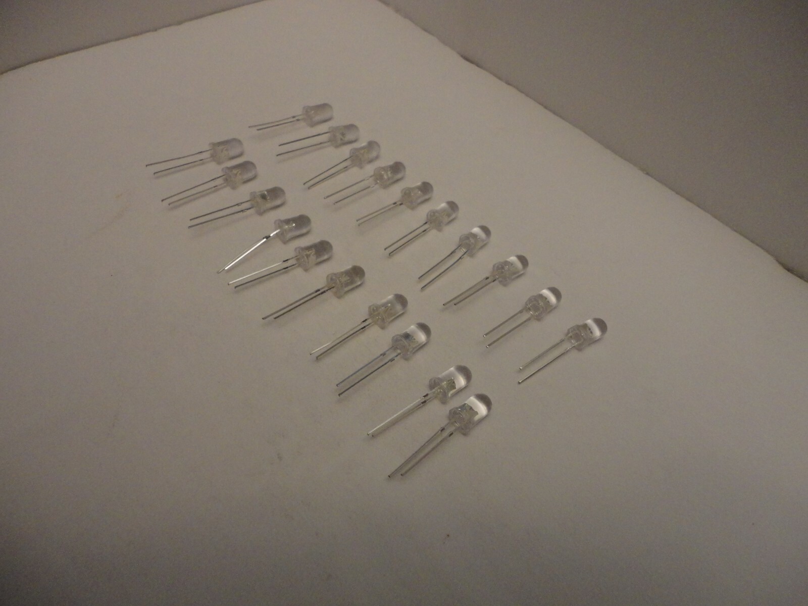 20Pcs Pack 5mm White LED Light Emitting Diodes Clear Color Bulb Focus Signal DIY
