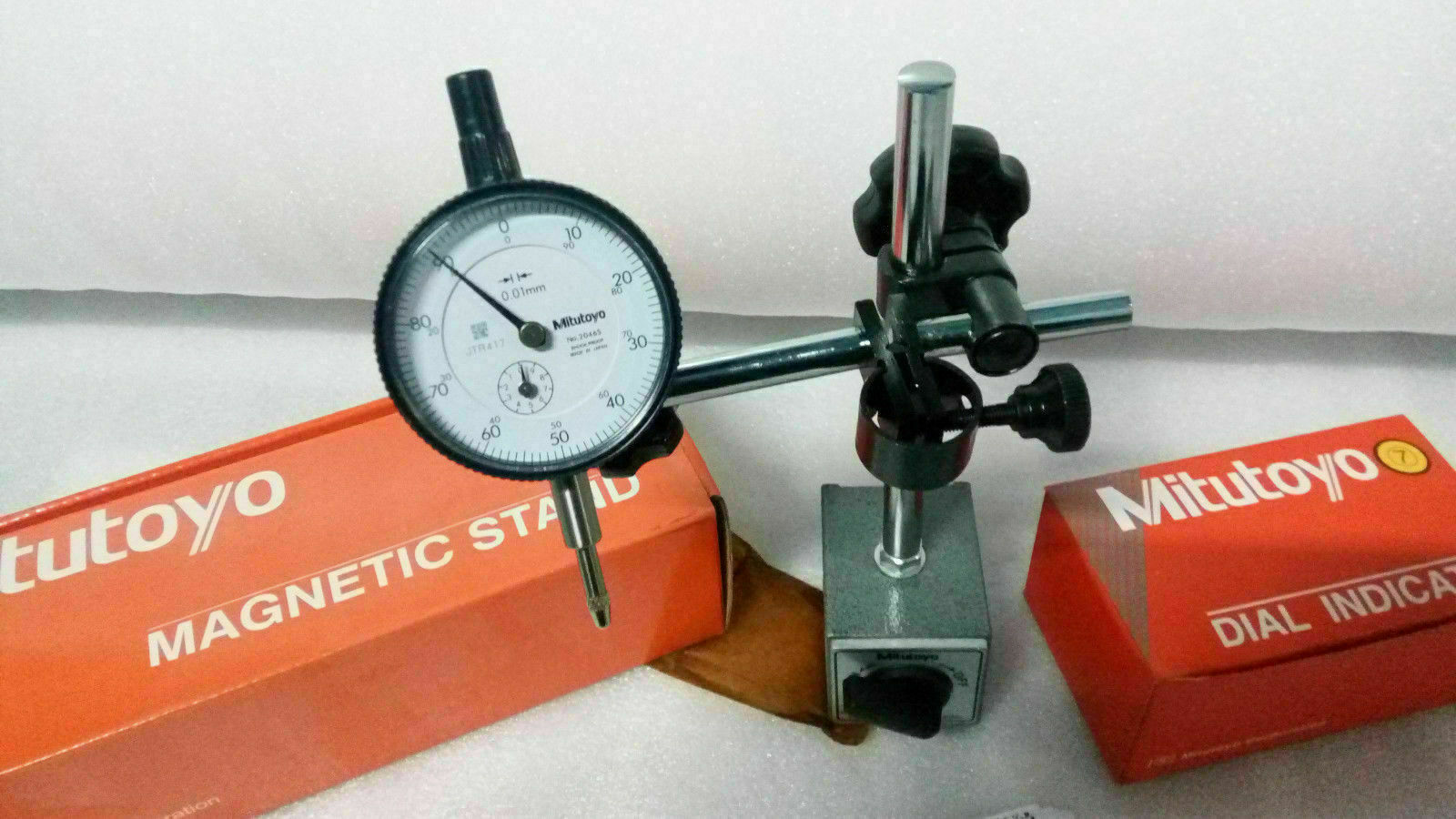 MITUTOYO MAGNETIC BASE 7011 S -10 WITH MITUTOYO JAPAN DIAL INDICATOR 2046A