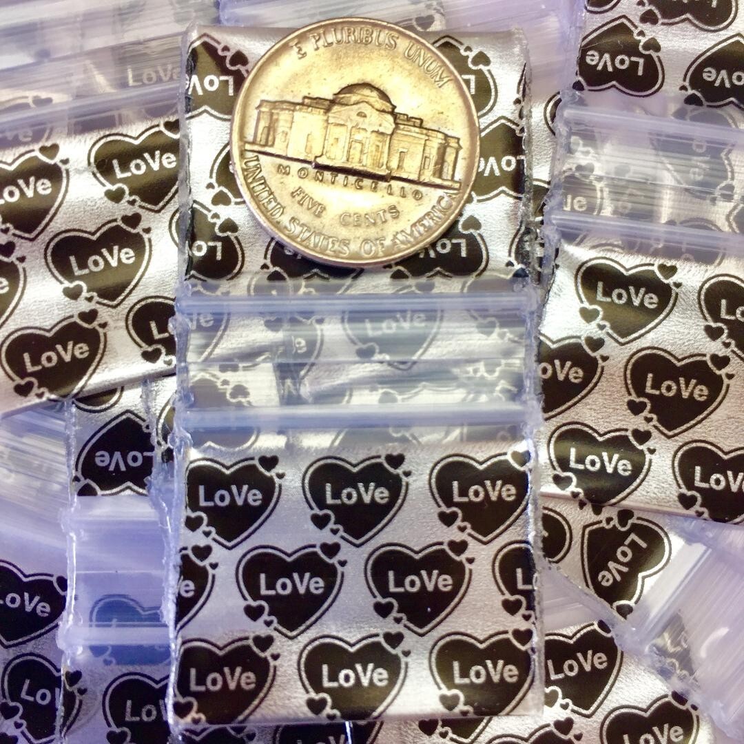 BaggiesSince1987 – 12510-S DESIGN ZIP BAGS 300PCS BUNNY ON SILVER, READ DETAILS