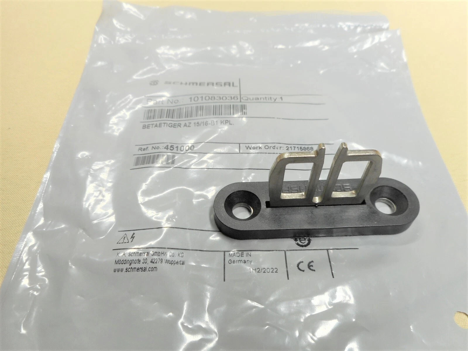 SCHMERSAL AZ15/16-B1 actuator key (NIB)