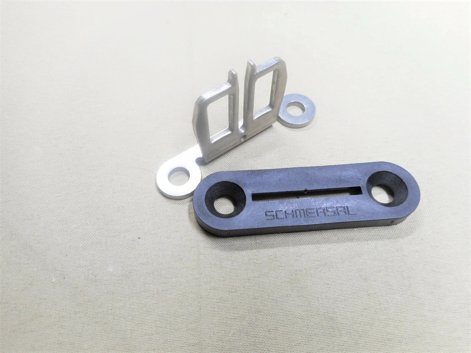 SCHMERSAL AZ15/16-B1 actuator key (NIB)