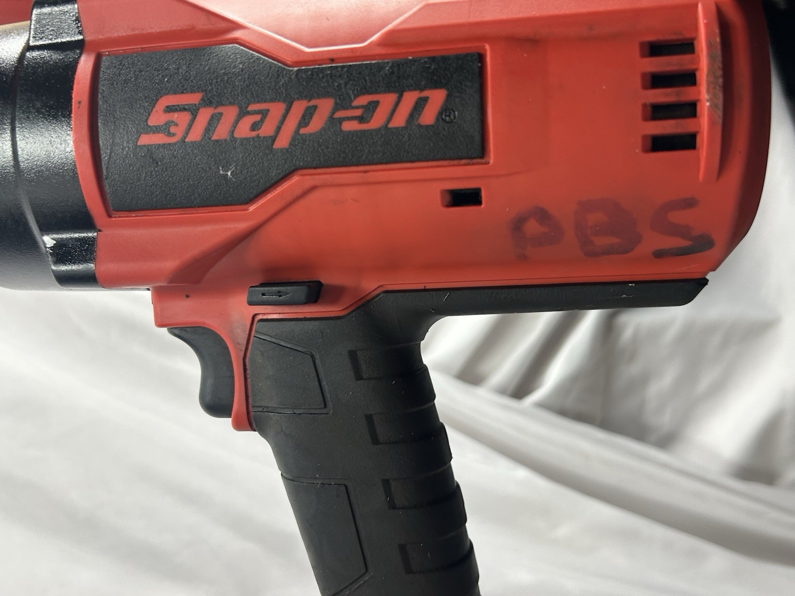 SNAP ON 1/2″ CORDLESS IMPACT WRENCH CT9080 W/BATT, CHARGER, & RUBBER GUARD READ!