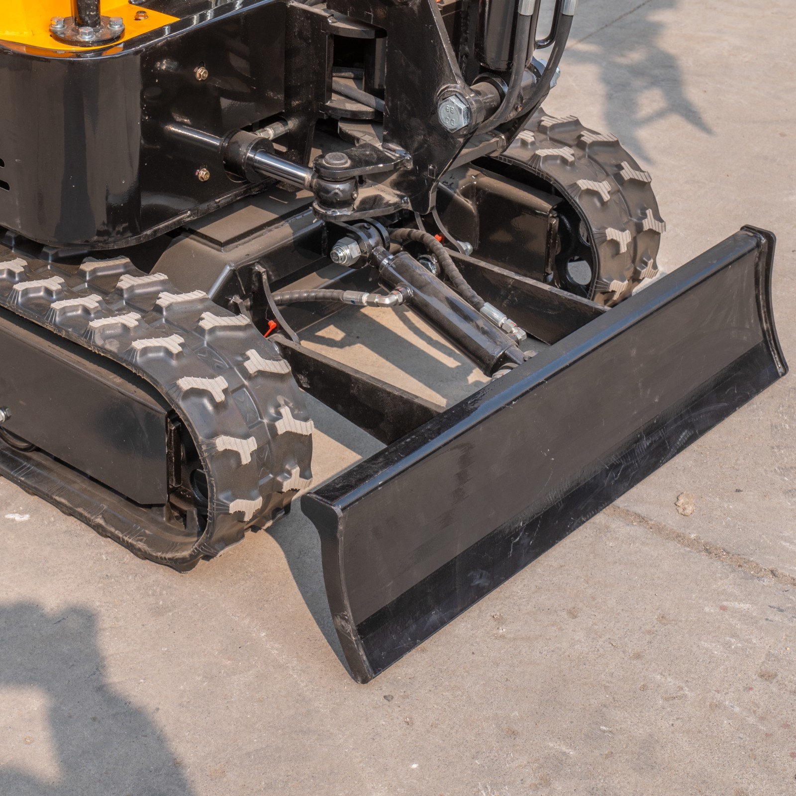 FREE SHIPPING 13.5HP Mini Excavator 1.5 Ton EPA Engine Hydraulic Thumb Digger
