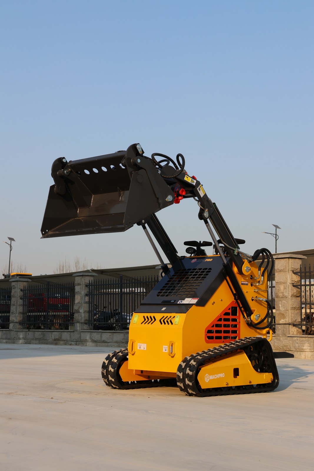 Mini Skid Steer Loader 24HP 4-in-1 Bucket 3-Stage Pump Hydraulic System 2026 New