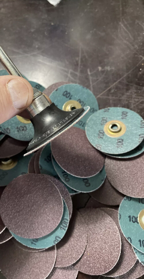 100 DISC LOT 3M Roloc Abrasive Sanding Die Grinder Discs 2″ 100 Grit w/ mandrel