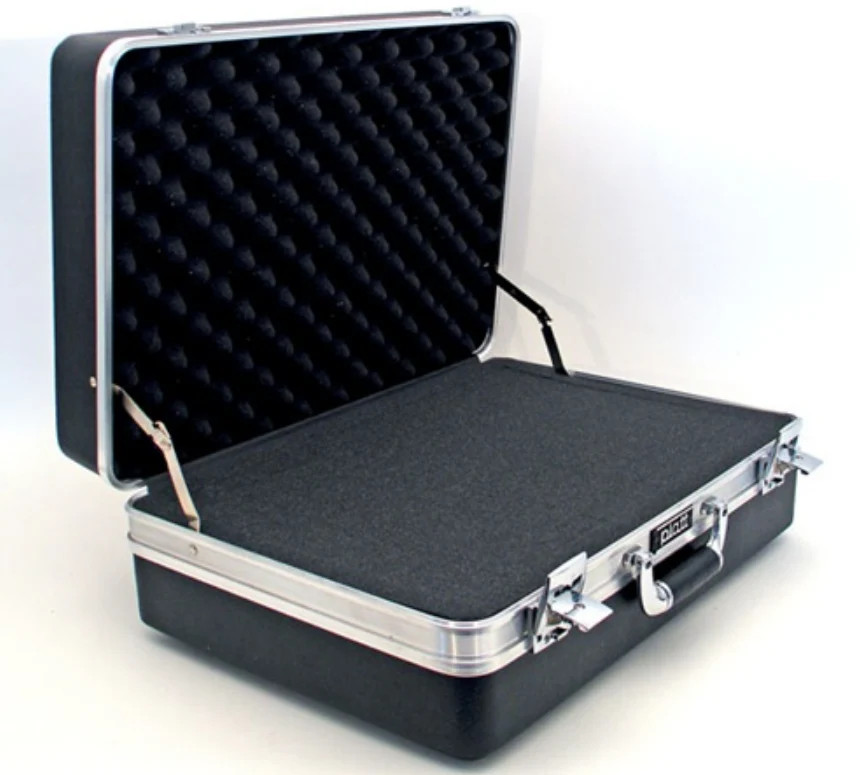 2007 – PLATT LUGGAGE – MEDIUM-DUTY ABS CASE – Interior Dimensions (L x W x D): 2