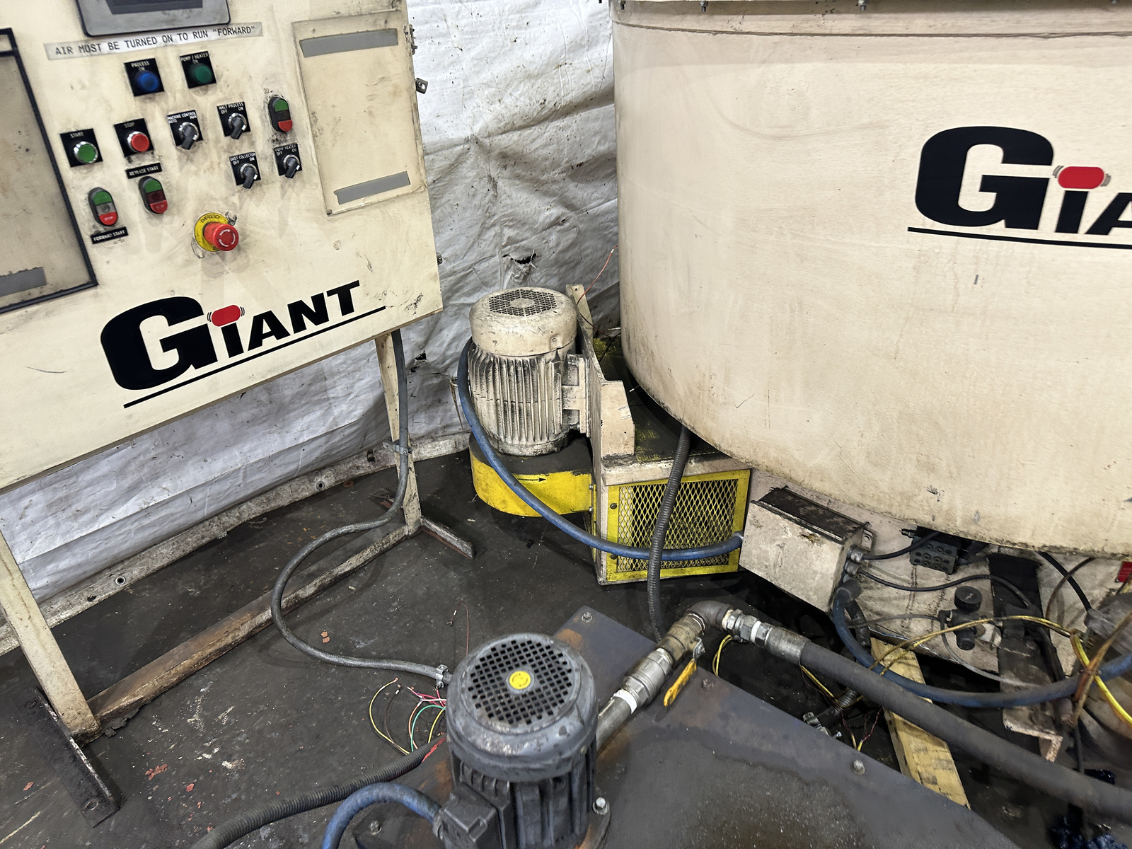 24 CUBIC FT GIANT GB-24DHW VIBRATORY COB DRYER: STOCK #77690