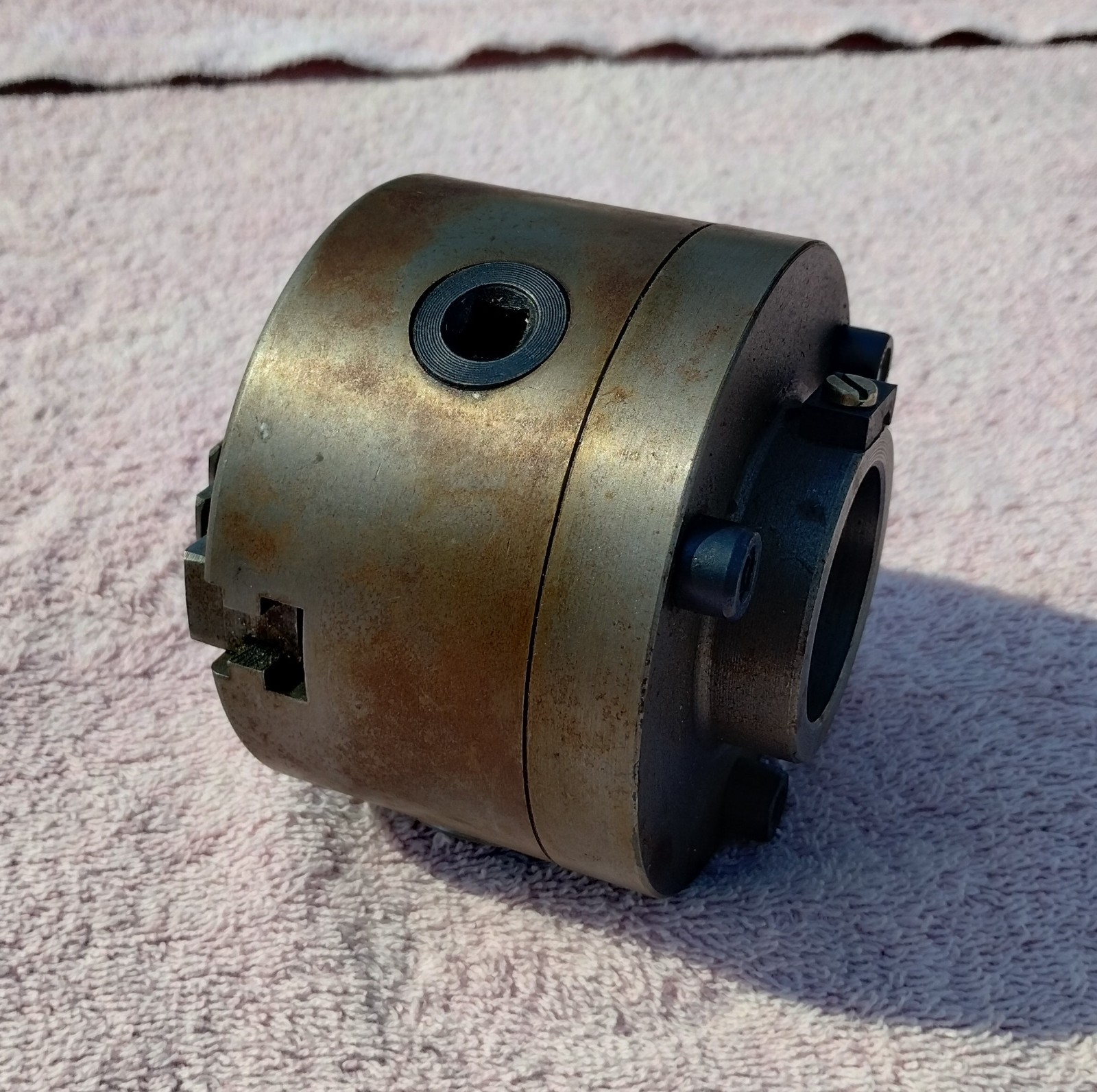 3-JAW 4″ SELF-CENTERING LATHE CHUCK with CHUCK KEY AND EXTRA JAWS
