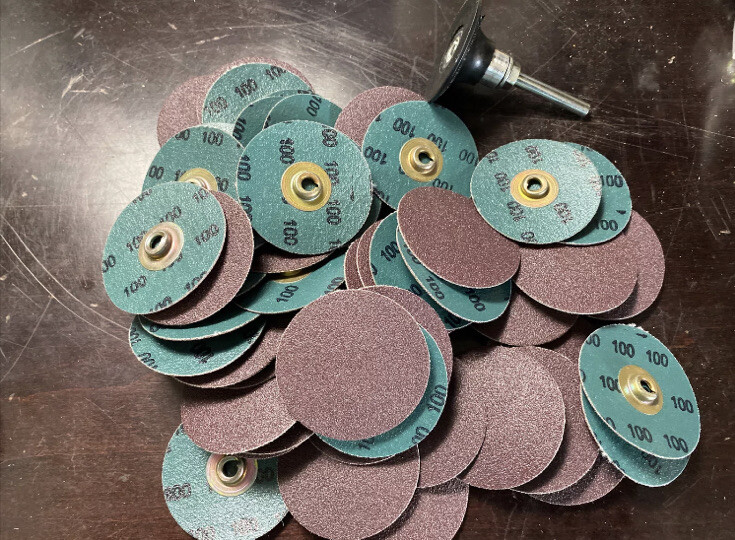 100 DISC LOT 3M Roloc Abrasive Sanding Die Grinder Discs 2″ 100 Grit w/ mandrel