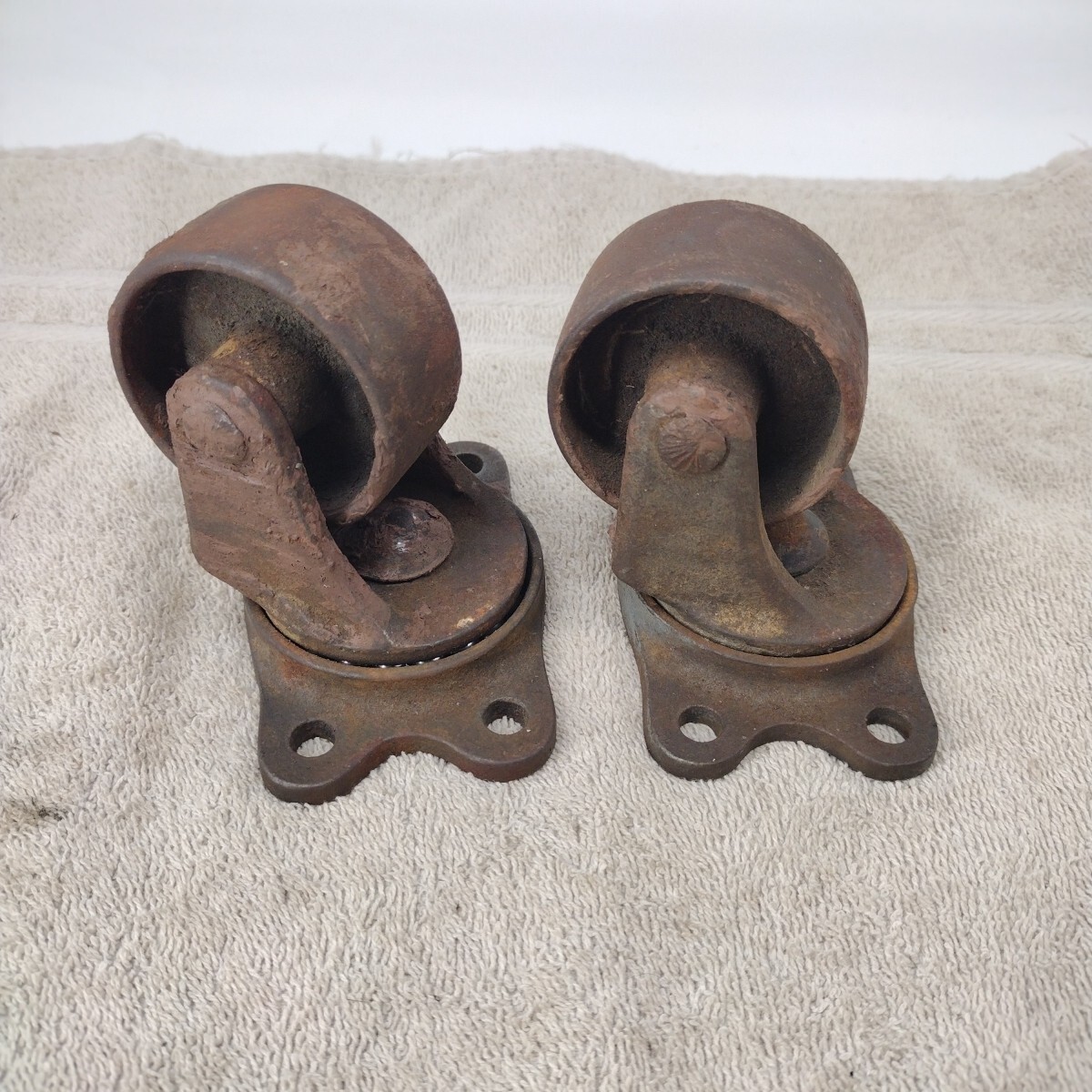 Vintage Currie Mfg Co 2 1/2″ Cast Iron Casters