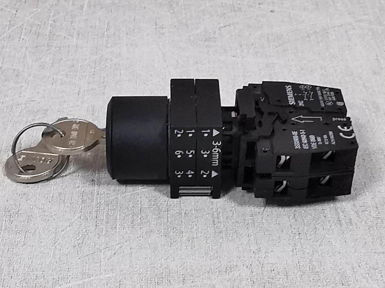LOT 2PCS SIEMENS 3SB3400-0E KEYSWITCH