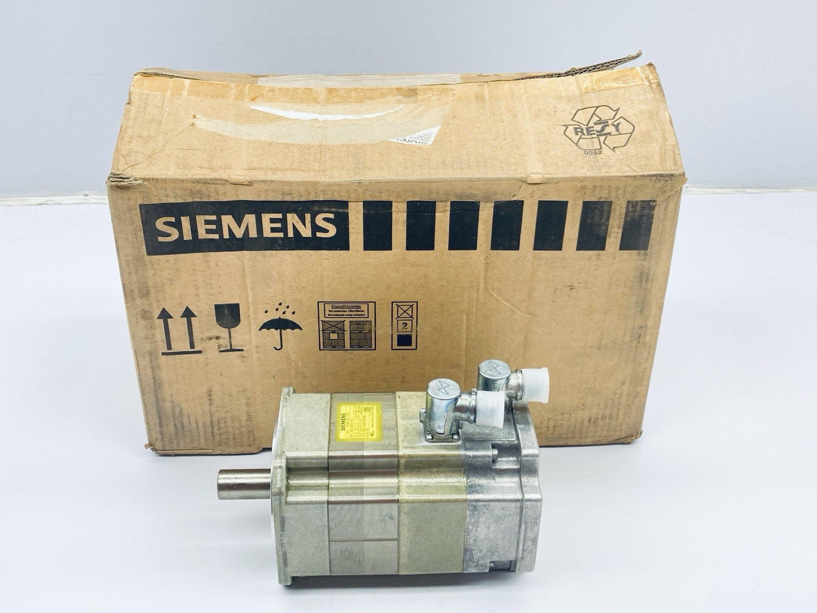 SIEMENS 1FK6060-6AF71-1TH0 Servo Motor 24vdc/Brake 15.6W 3ph 24mm-Shaft