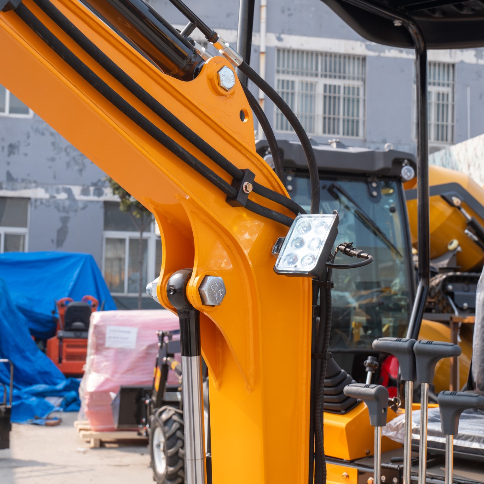 FREE SHIPPING 13.5HP Mini Excavator 1.5 Ton EPA Engine Hydraulic Thumb Digger