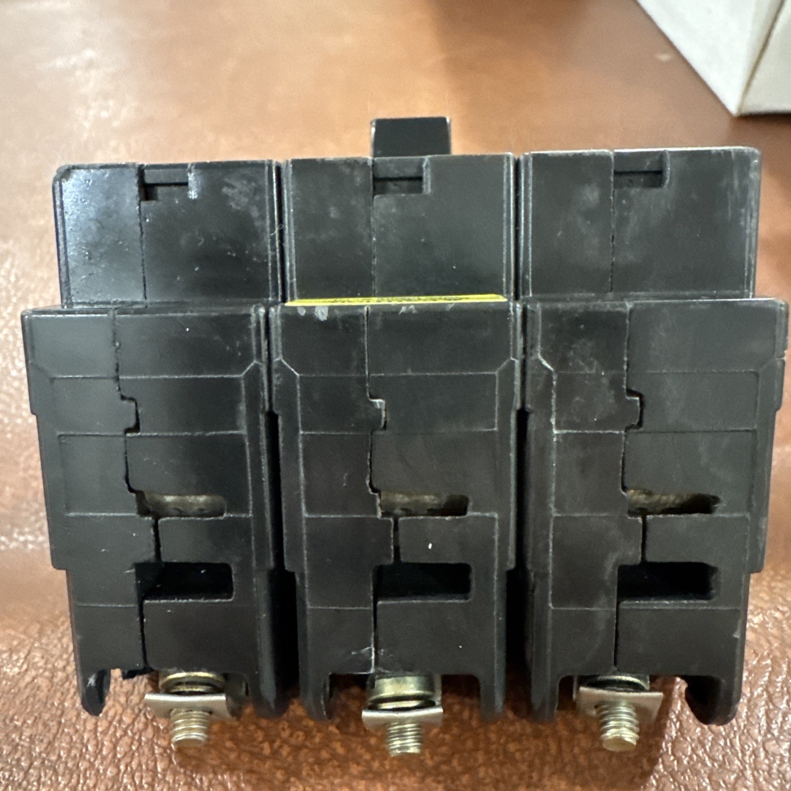 SQUARE D EHB34030 30 AMP BOLT ON CIRCUIT BREAKER 480Y/277 VAC 3 POLE 3P 30A