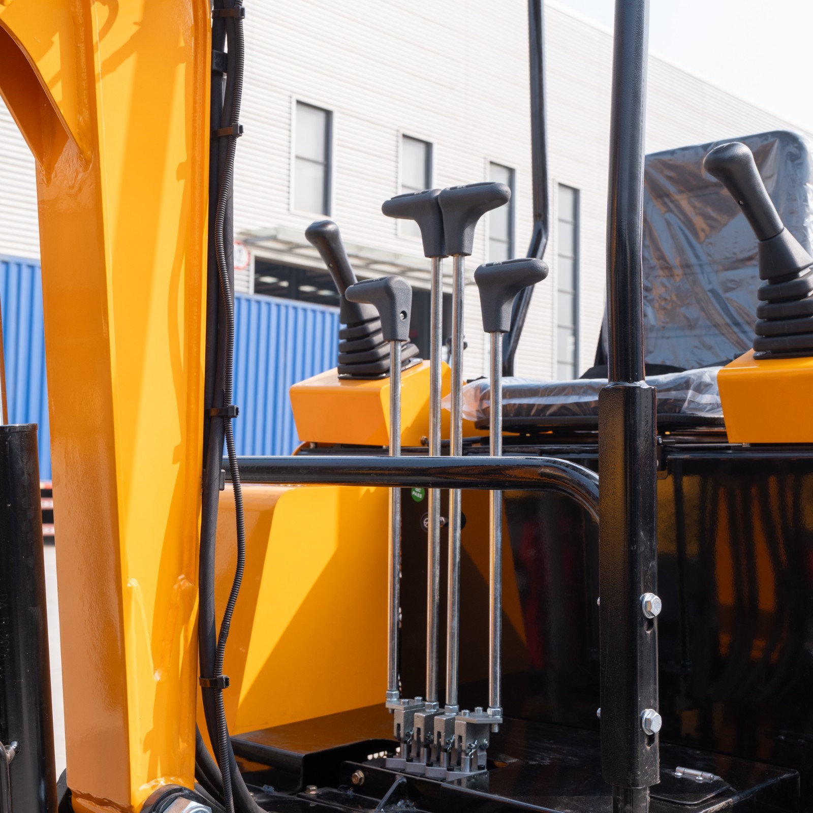 FREE SHIPPING 13.5HP Mini Excavator 1.5 Ton EPA Engine Hydraulic Thumb Digger