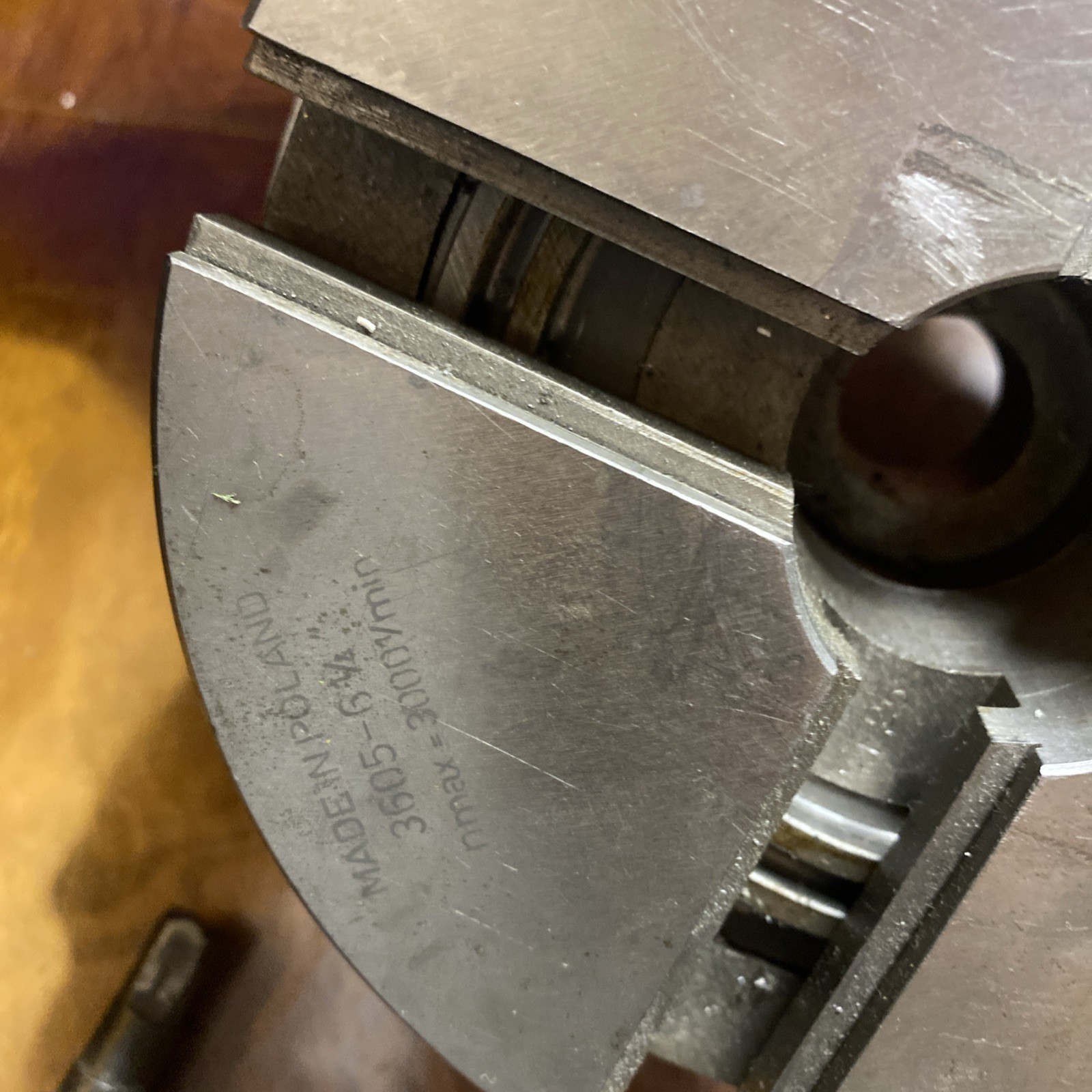 Bison Manual Lathe Chuck: 3605-6-1/4″, 4 Jaws, Self-Centering, 3000 RPM & Base