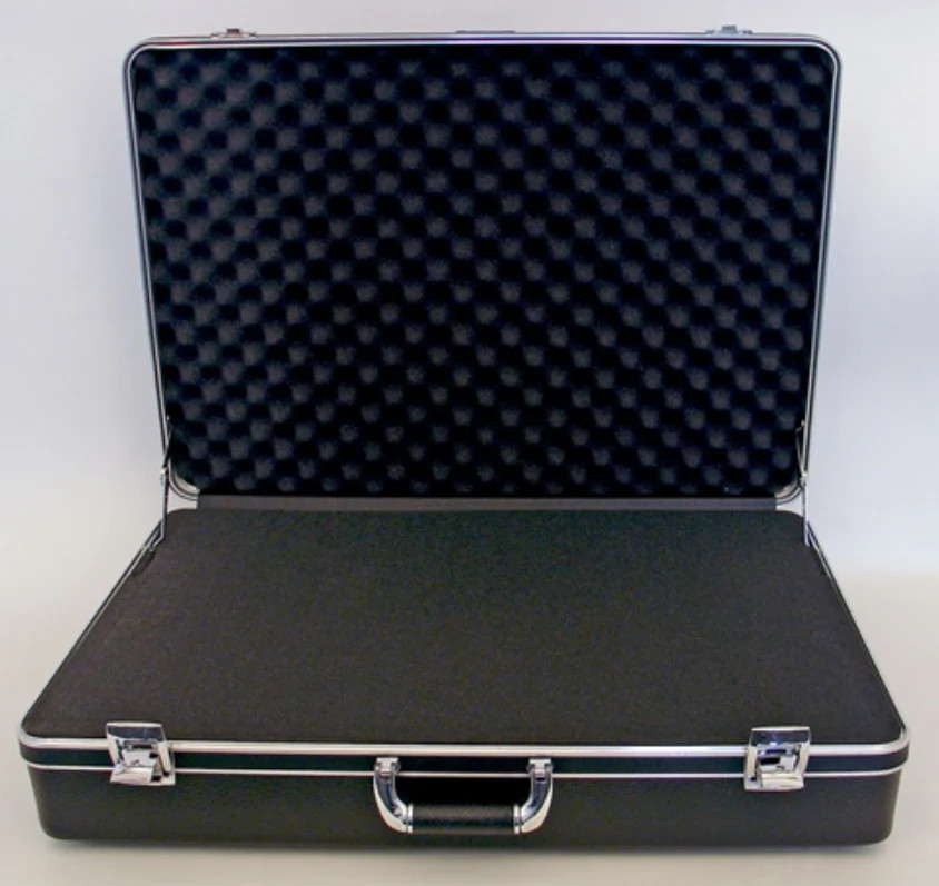 282007 – PLATT LUGGAGE – HEAVY-DUTY POLYETHYLENE CASE – Interior Dimensions (L x