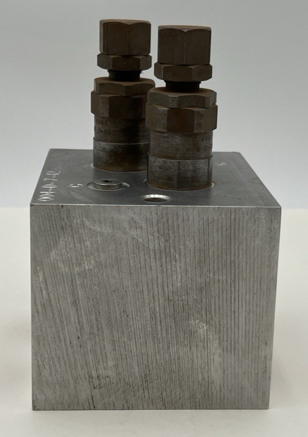 HYDRAULIC MANIFOLD BLOCK 004-D-7-12, NOS