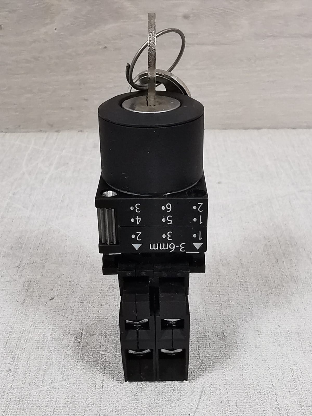 LOT 2PCS SIEMENS 3SB3400-0E KEYSWITCH