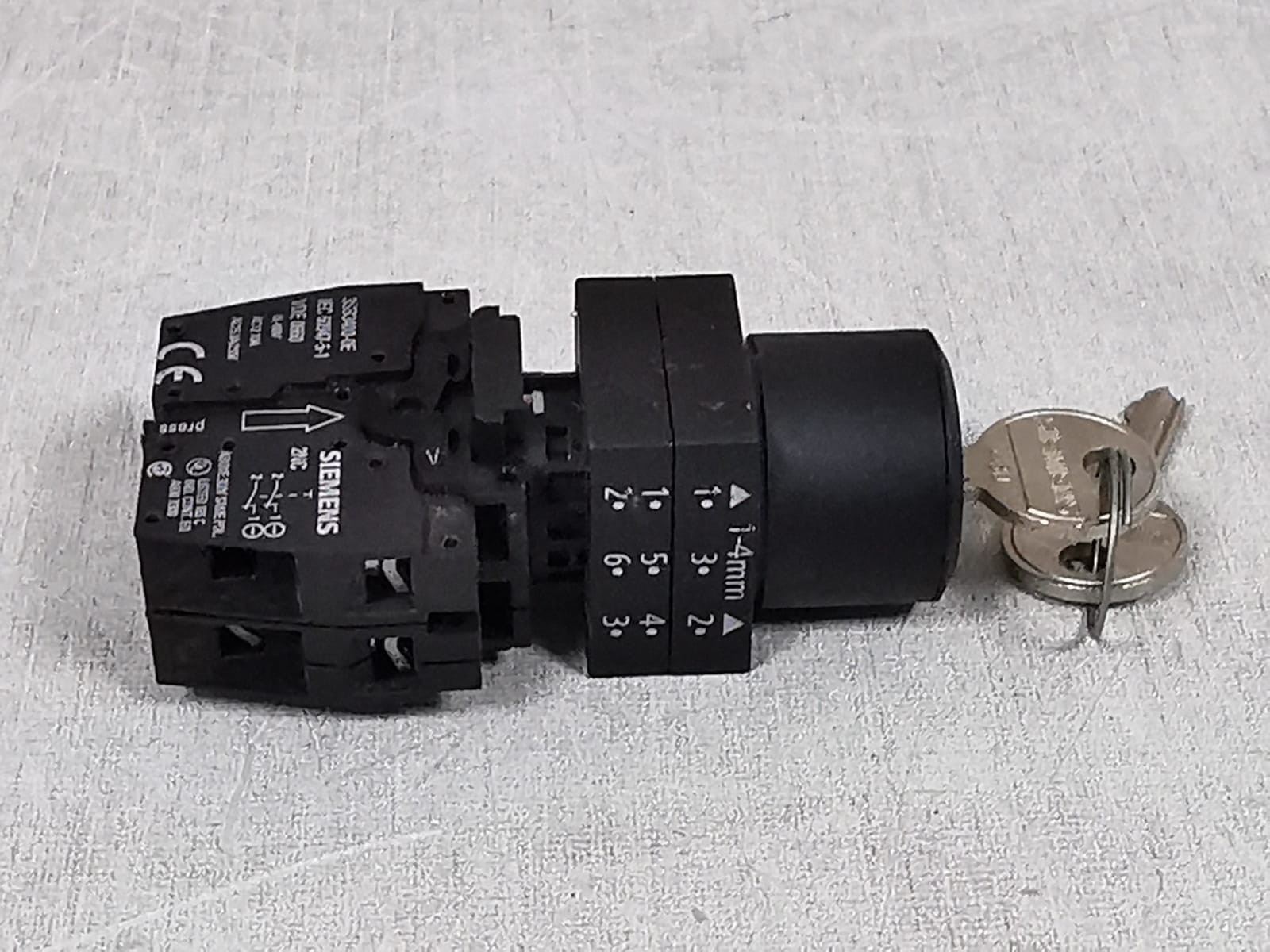 LOT 2PCS SIEMENS 3SB3400-0E KEYSWITCH