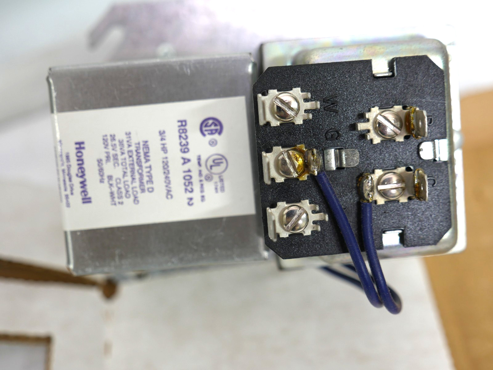 HONEYWELL R8239-A-1052 FAN CENTER w/TRANSFORMER AND RELAY NEW OLD STOCK