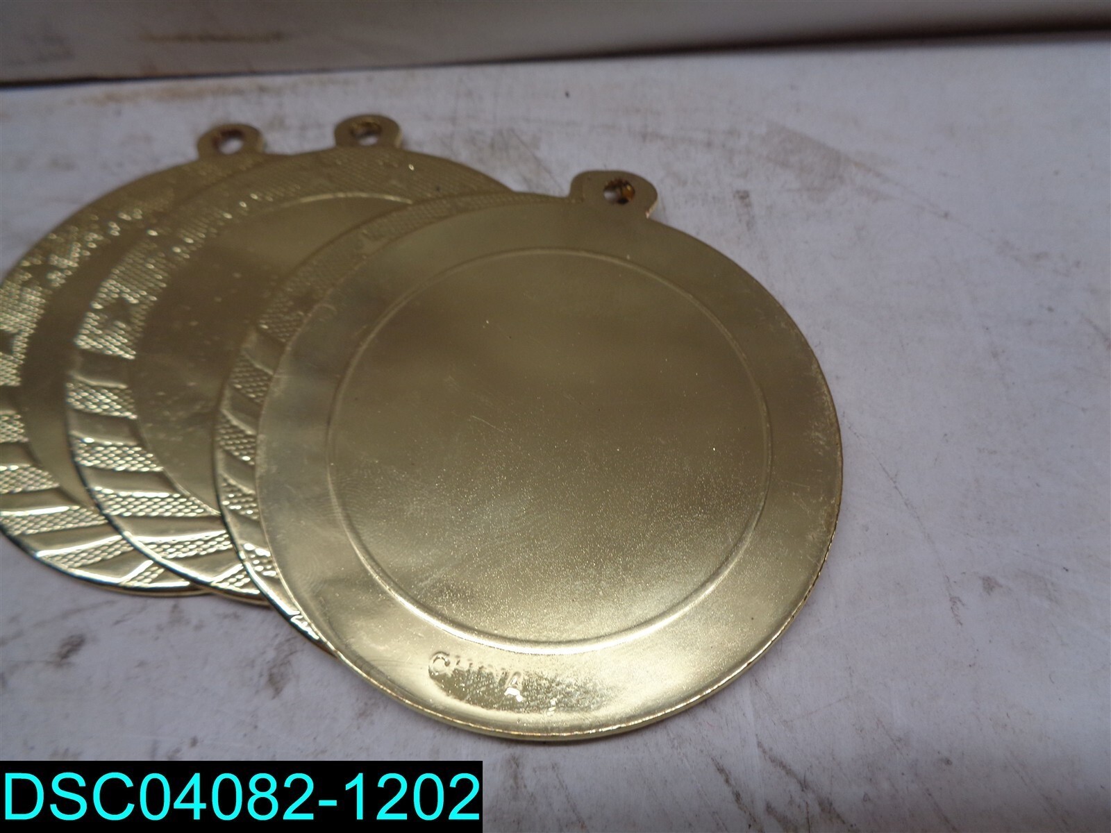 QTY=4: PLAIN GOLD METAL’S WITH STARS AND STRIPES ON THE SIDE’S