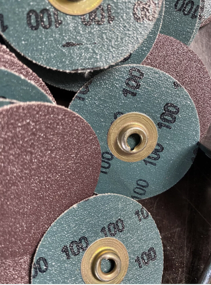 100 DISC LOT 3M Roloc Abrasive Sanding Die Grinder Discs 2″ 100 Grit w/ mandrel
