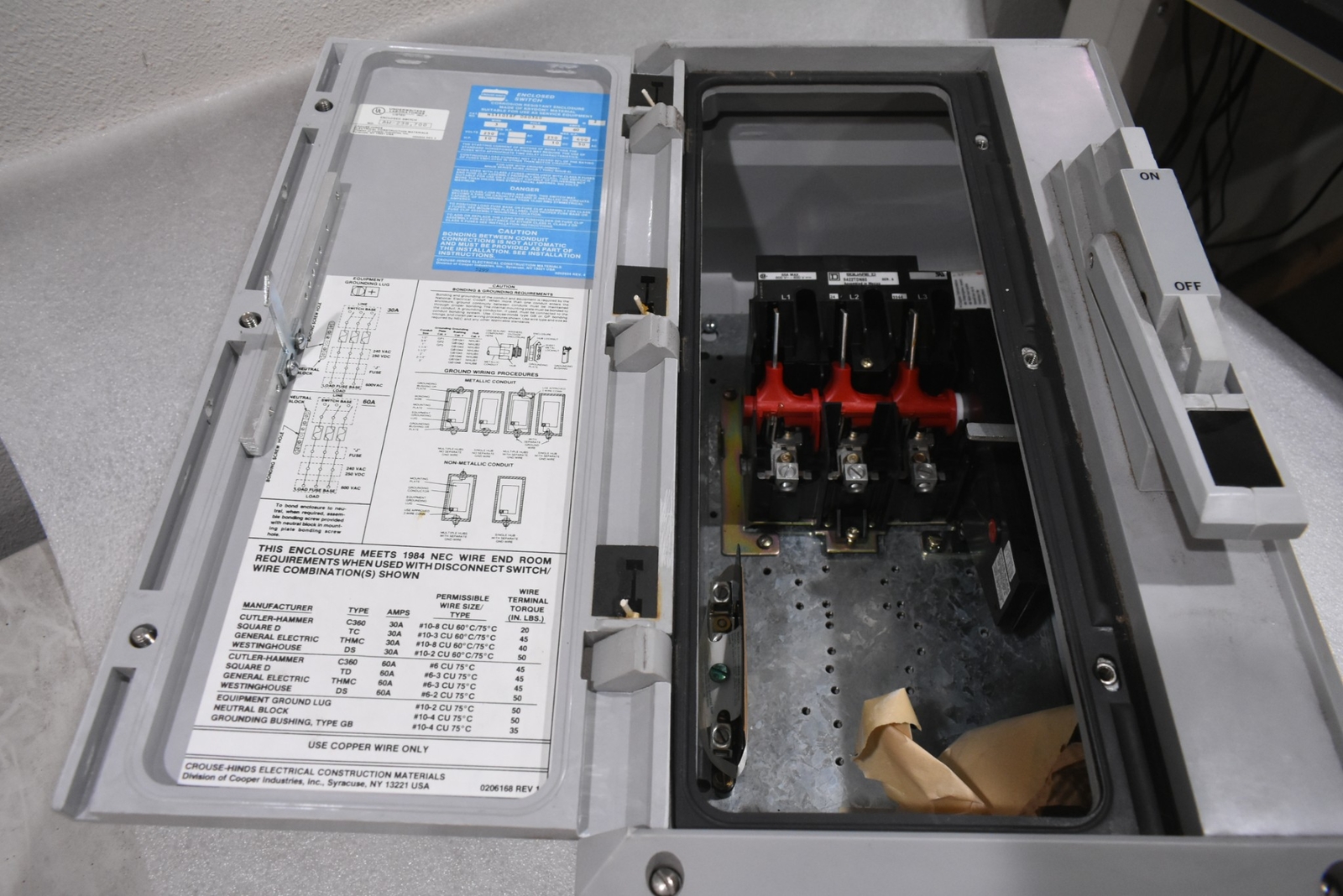 EATON CORPORATION CROUSE HINDS NST1018F D60360 DISCONNECT SWITCH ENCLOSED 250 V